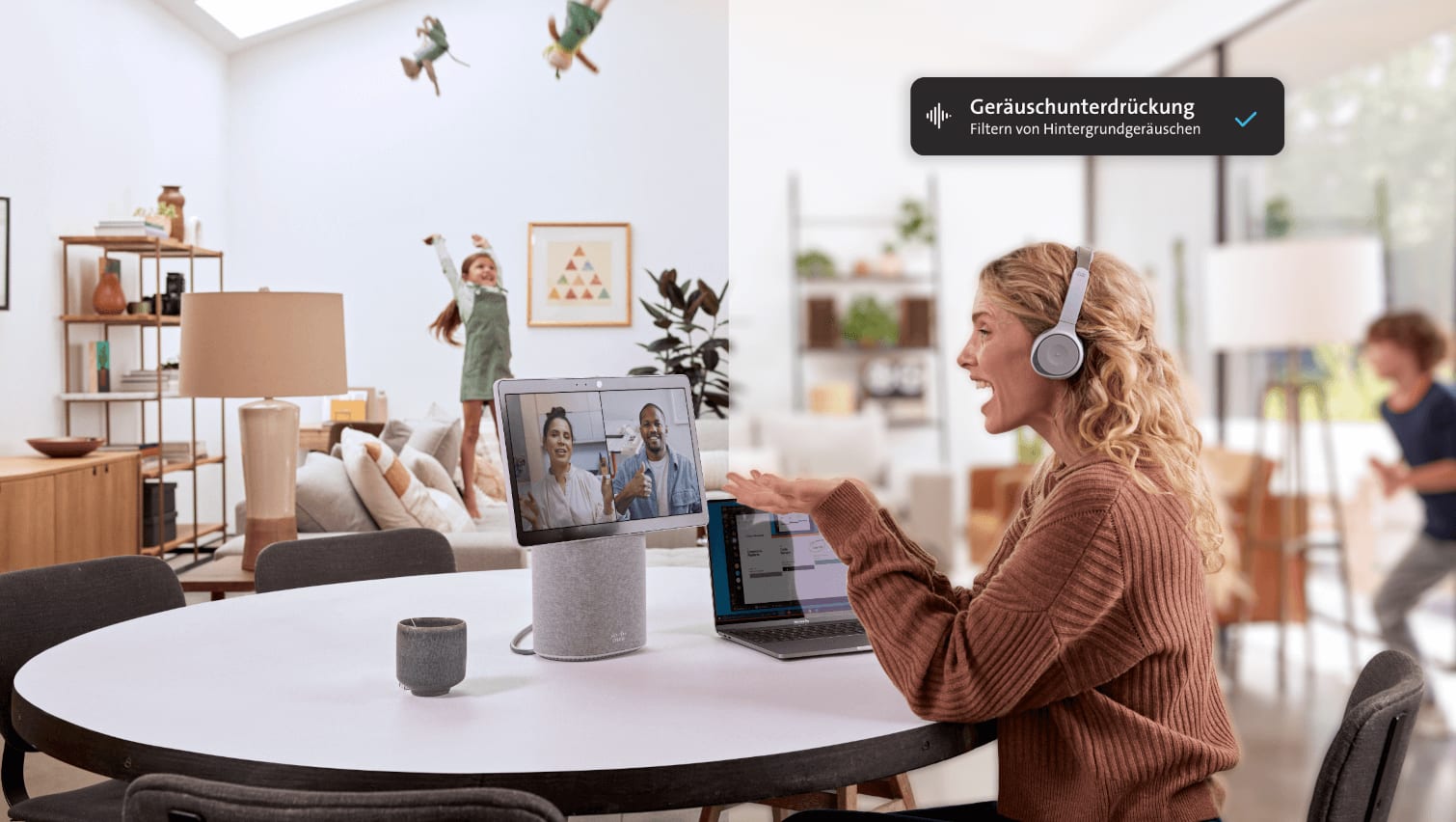 Frau, die im Homeoffice über ihre Telefonanlage mit Geräuschunterdrückung telefoniert.