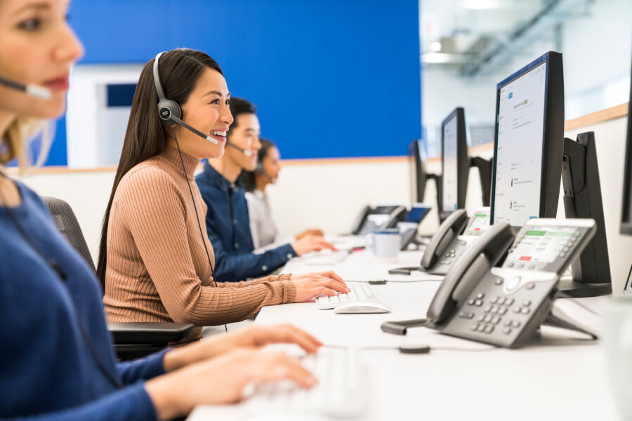 Mitarbeiter*innen im Call-Center