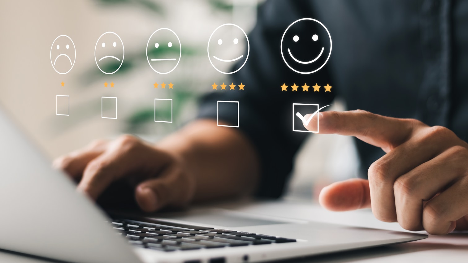 Mann am Laptop, der sich für die beste Option entscheidet