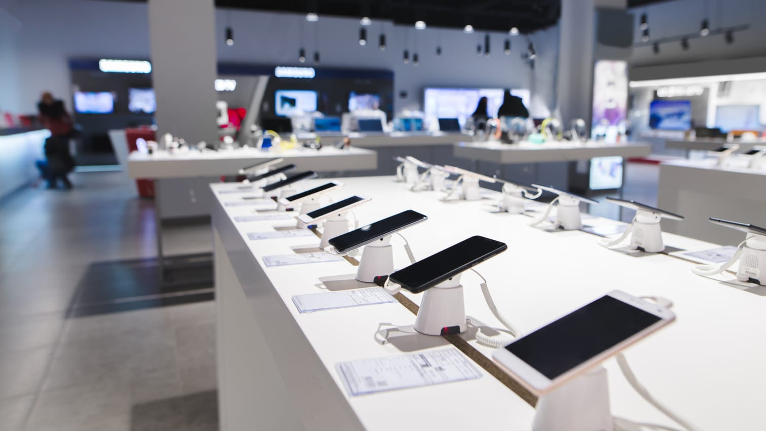 Ausstellung verschiedener Smartphone-Modelle im Shop.