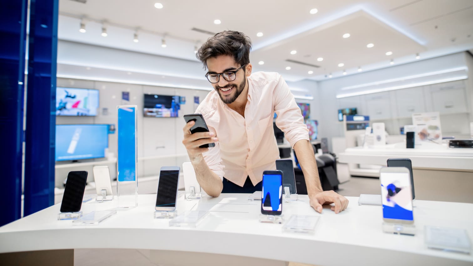 Mann im Smartphone Geschäft