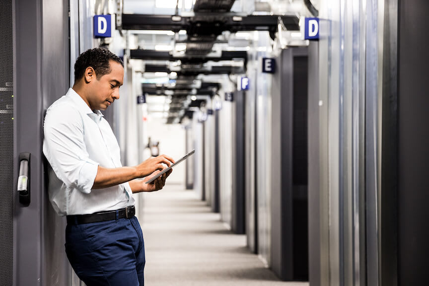 Ein Mann steht mit einem Tablet im Unternehmen