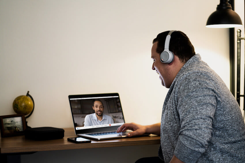 Ein Mann befindet sich in einer Videokonferenz