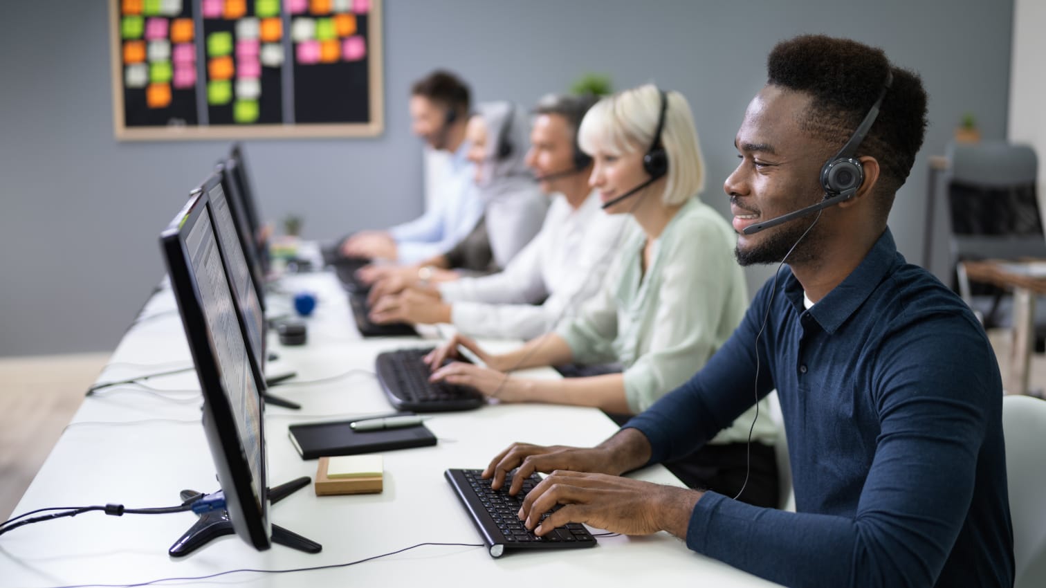Call-Center Agenten am Telefonieren