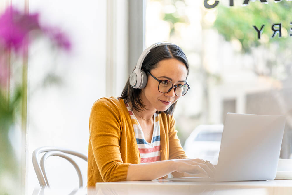 Frau vor dem Computer