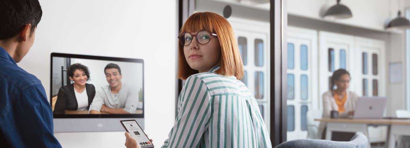Frau hält Videokonferenz mit internen Kollegen ab