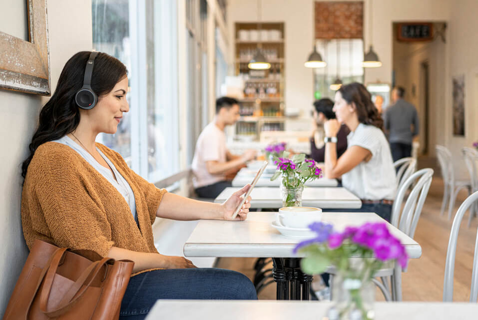 Frau arbeitet im Remote Office im Café