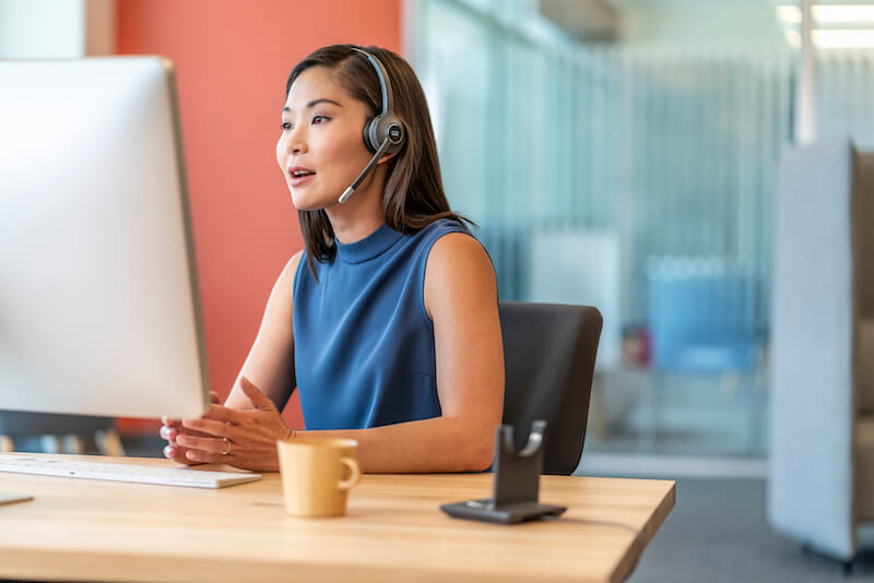 Frau arbeitet im Büro