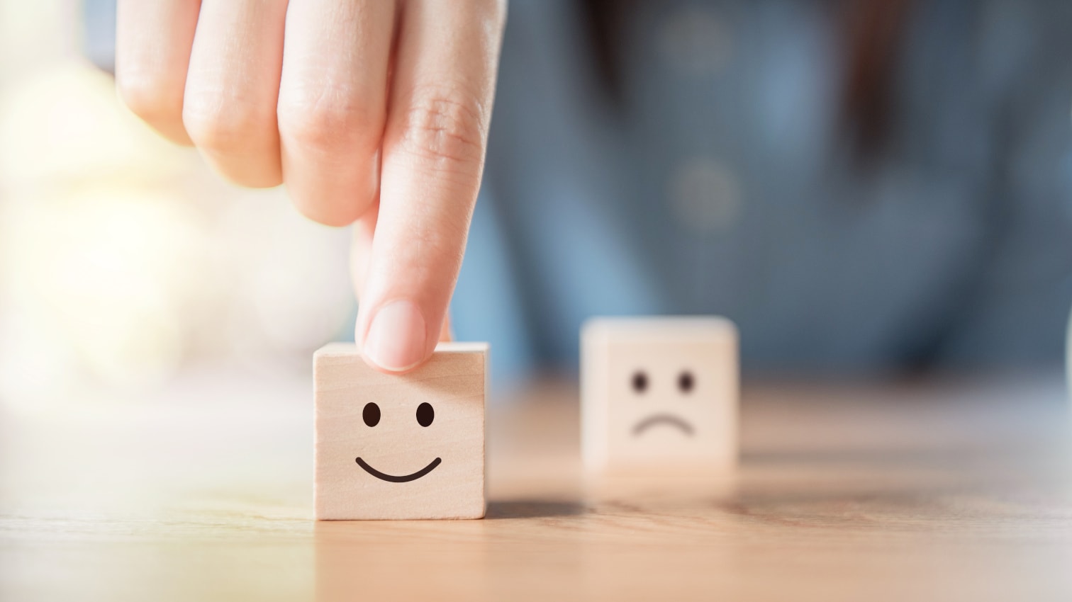 Lächelnder Würfel, der die Kundenzufriedenheit darstellt