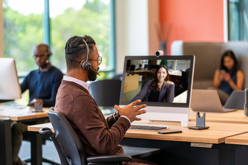 Mann telefniert per Video im Büro