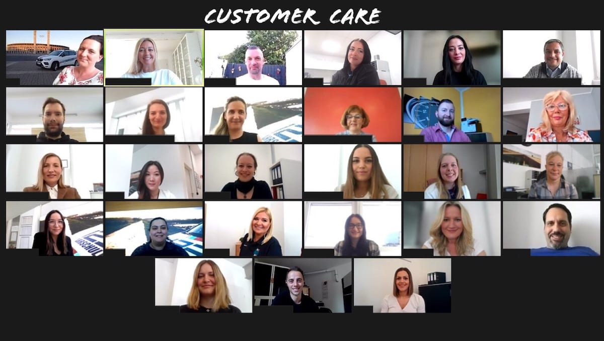 Das Kundenservice-Team lächelt online in die Kamera