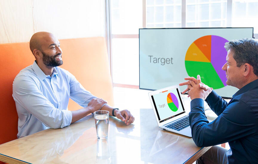 Digitale Tools unterstützen ein Meeting