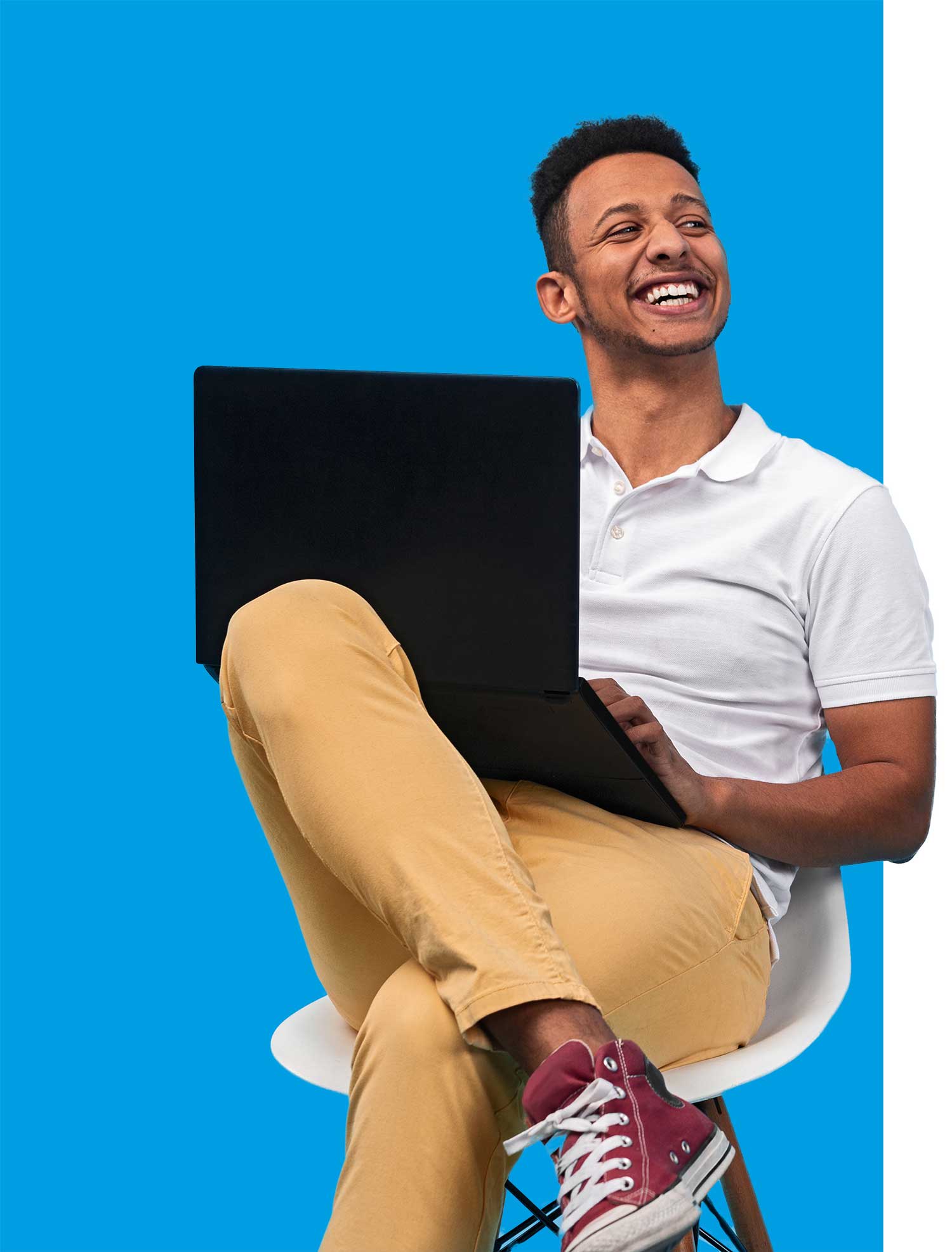 Lächelnder Mann am PC