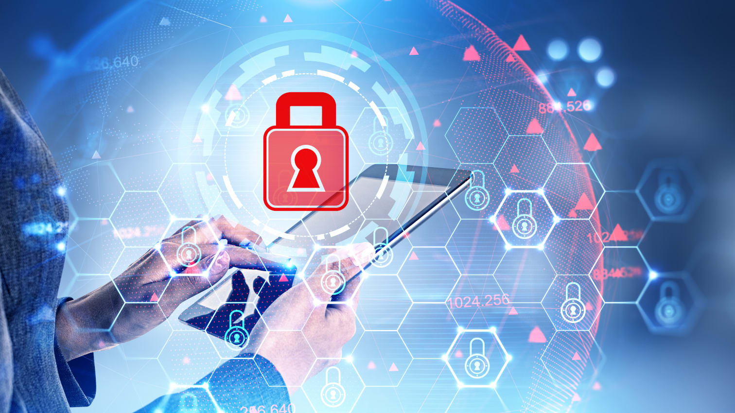 Frau mit einem Tablet in der Hand, Cyber Security Interface