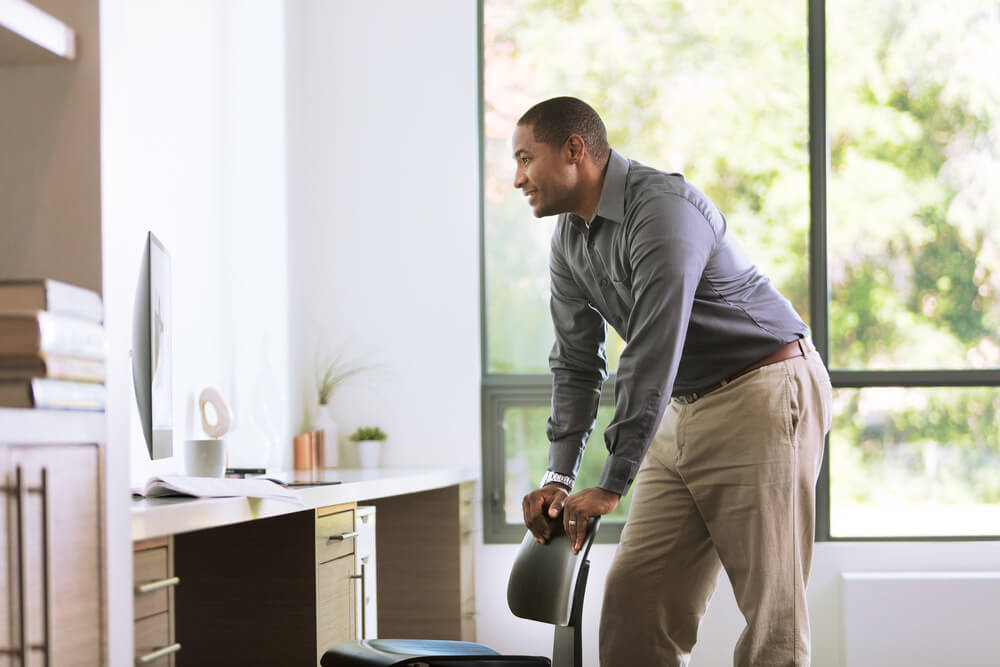 Mann arbeitet aus dem Homeoffice