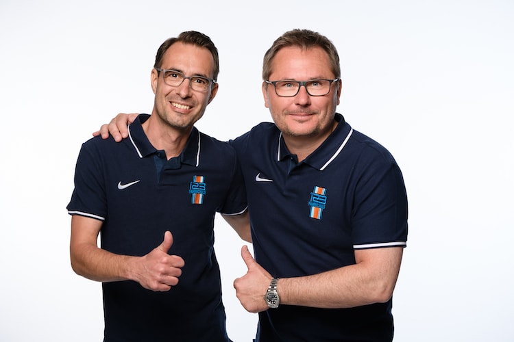 COO Timo Beyer und CEO Boris Polenske zeigen den Daumen hoch