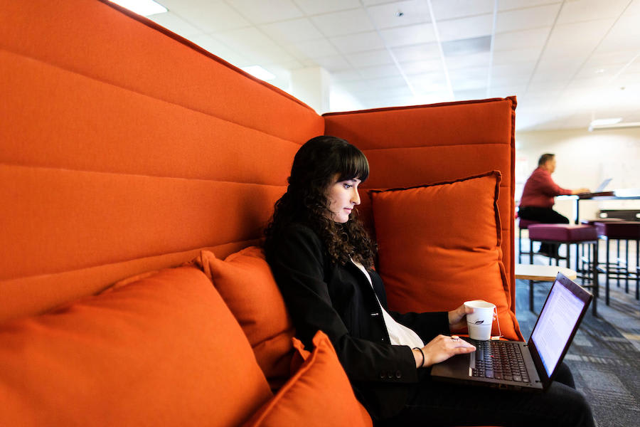 Eine Frau empfängt ihre Faxe entspannt vom Laptop aus