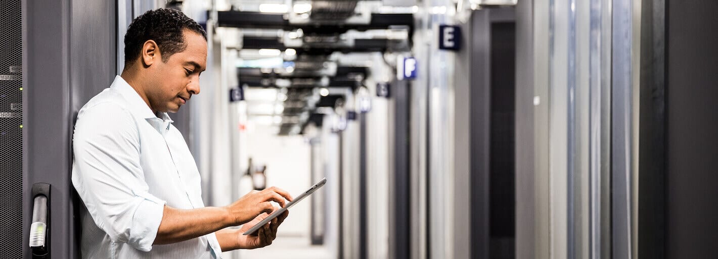 Mann benutzt Tablet im Büro