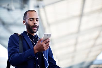Mann arbeitet mit seinem Mobiltelefon