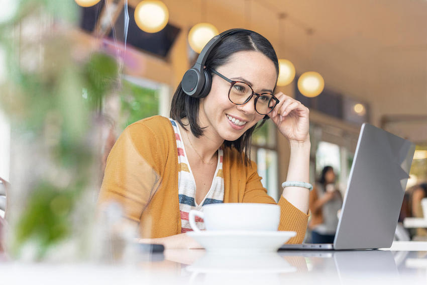 Frau arbeitet mit Laptop im Café