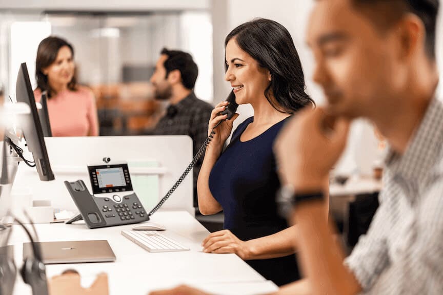 Eine Frau telefoniert im Büro