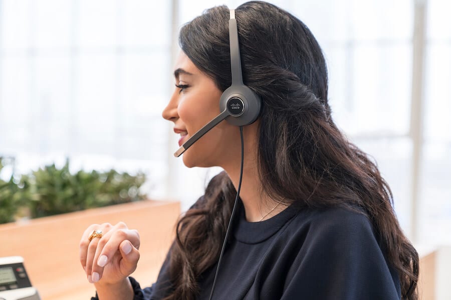 Eine Frau telefoniert per Headset