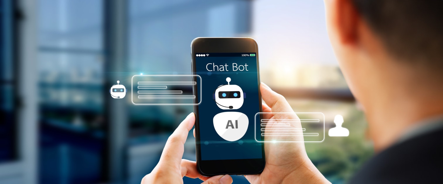 Mann nutzt einen Chatbot auf seinem Smartphone