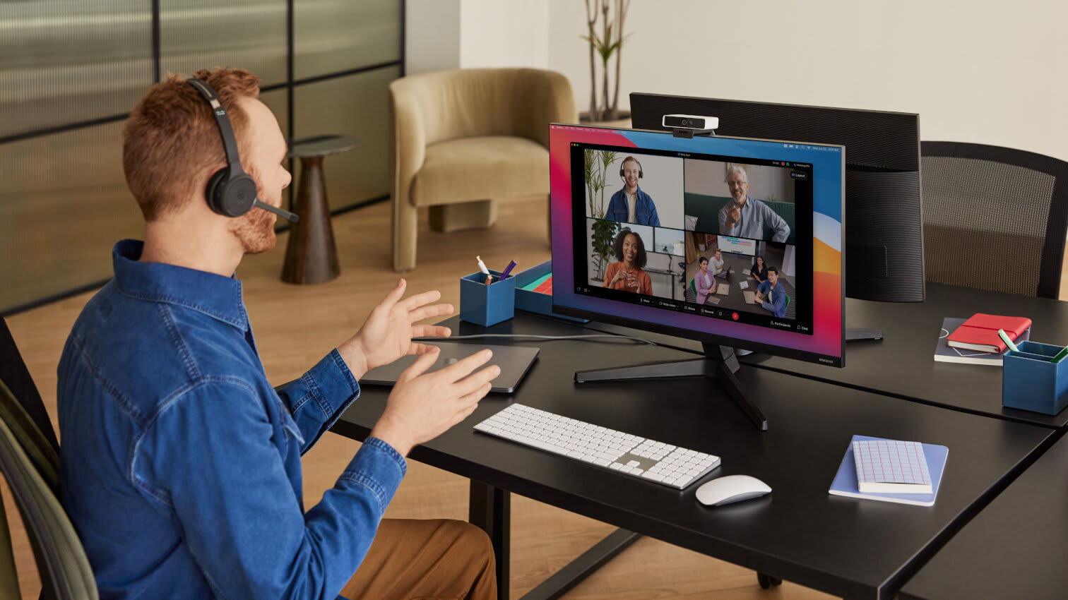 Mann hält eine Videokonferenz über den PC