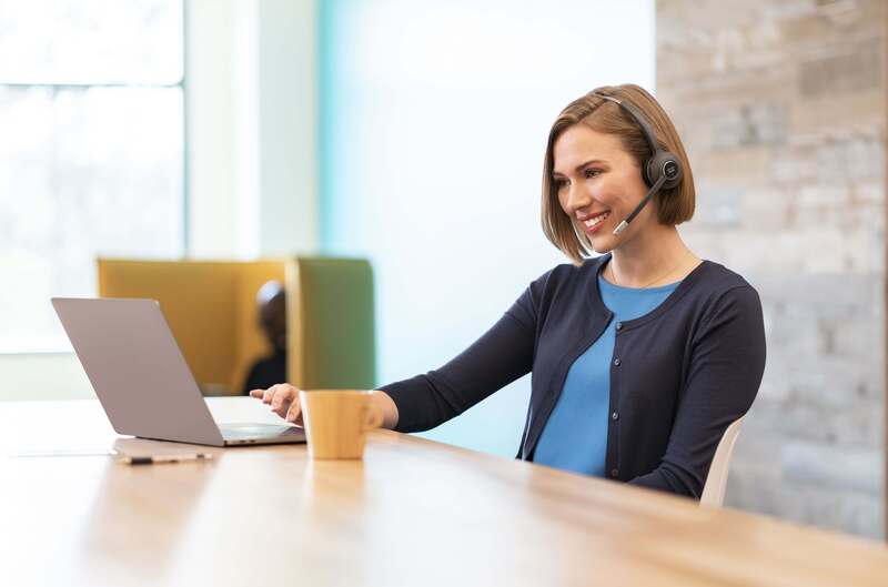 Frau arbeitet aus dem Homeoffice