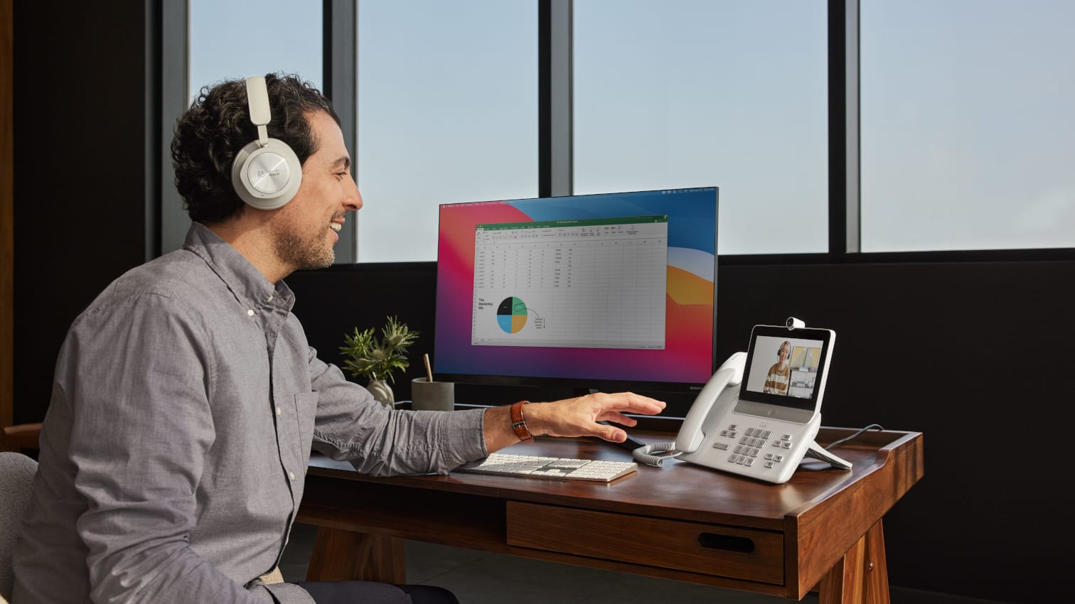 Mann, der über ein Bildtelefon eine Videokonferenz abhält