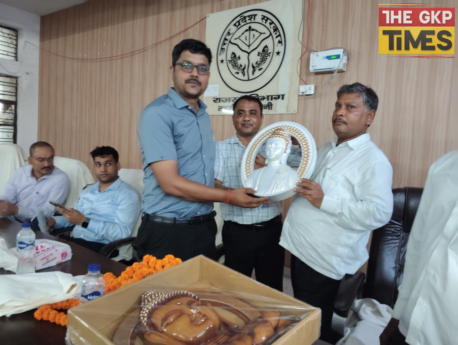 नायब तहसीलदार हरीश यादव व राजस्व निरीक्षक बलिकरण यादव को दी गई भावभीनी विदाई