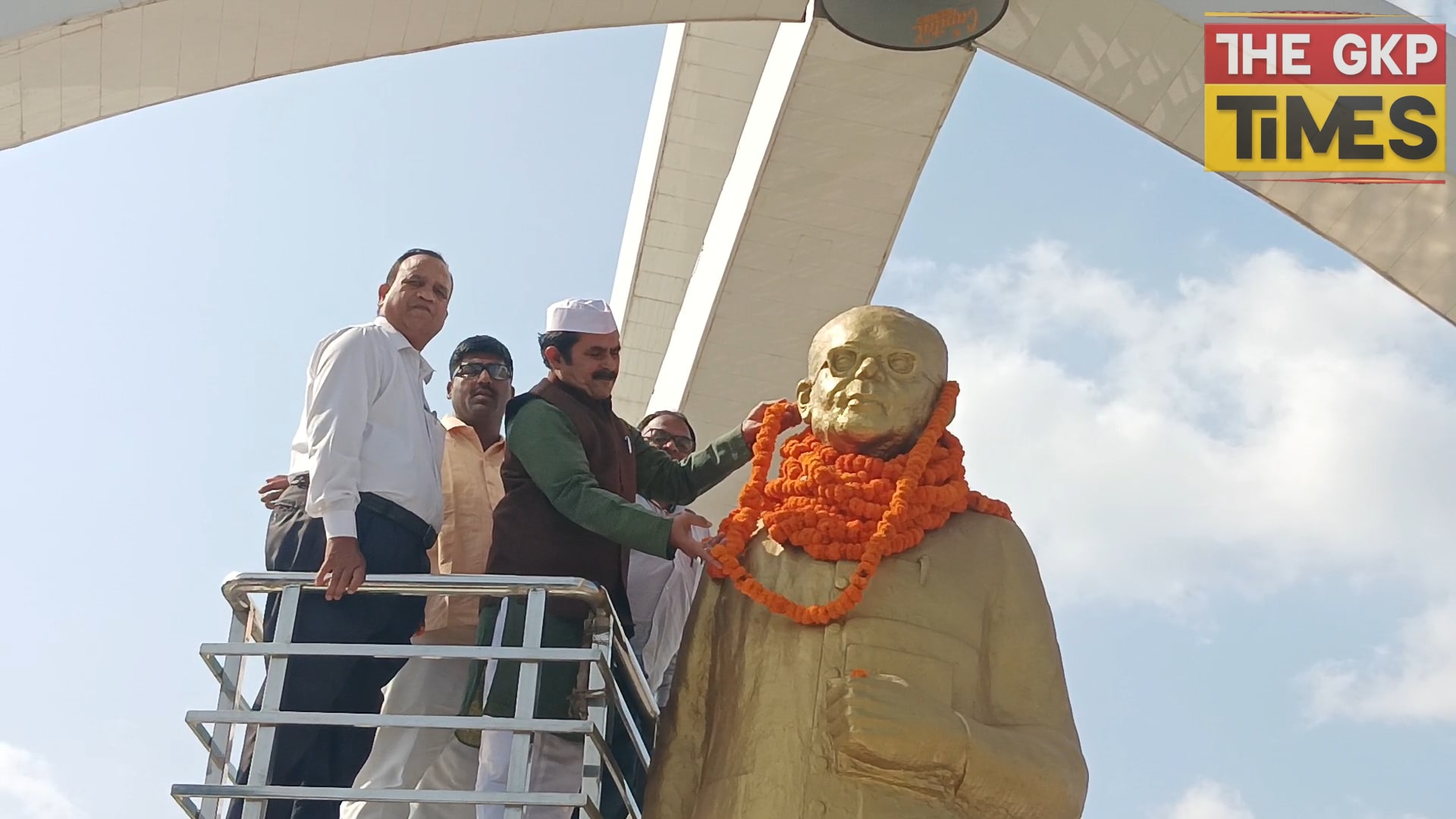 समाजवाद के महानायक जयप्रकाश नारायण की 124 वीं जयंती पर पं रामकृष्ण द्विवेदी नें माल्यार्पण कर श्रद्धांजलि दी — तस्वीर 3