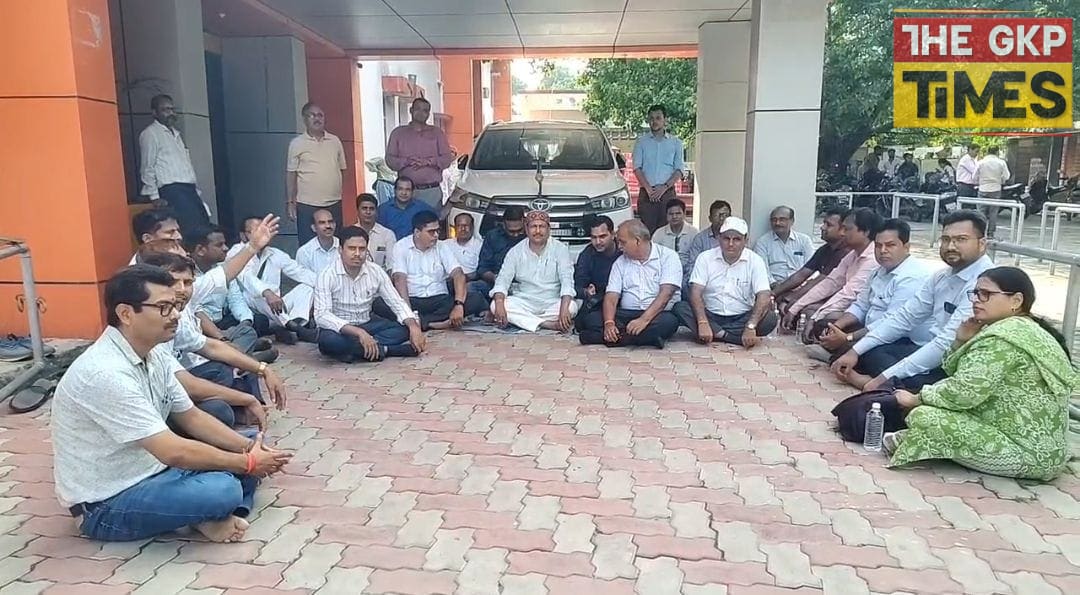 मांगों पर वादाखिलाफी से भड़के शिक्षक, कुलपति पूनम टंडन के खिलाफ अनिश्चितकालीन धरने पर बैठे।