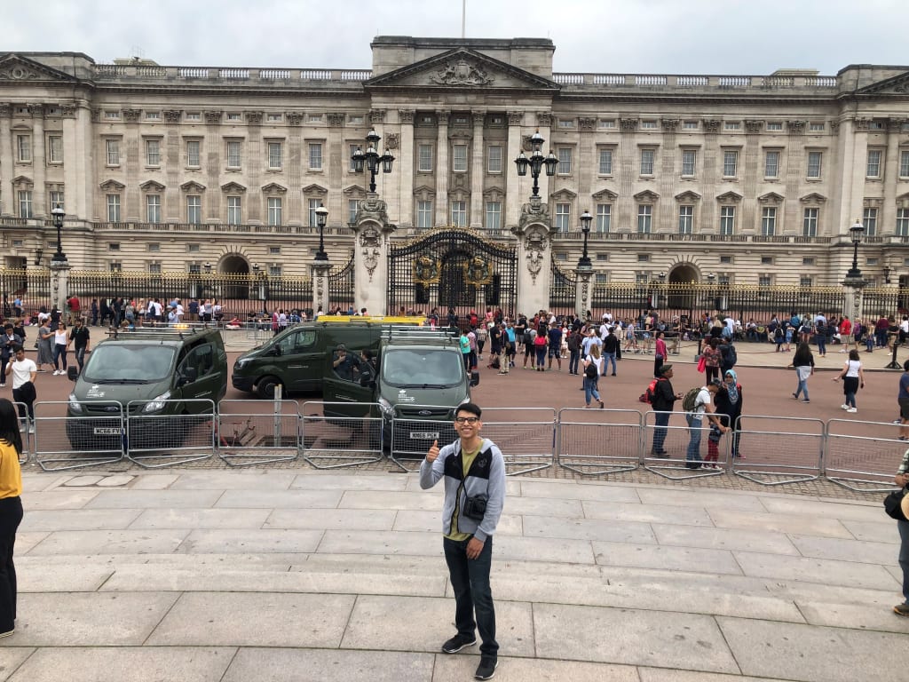 Photo of Sol Garay in front of the Buckingham Palace in London.