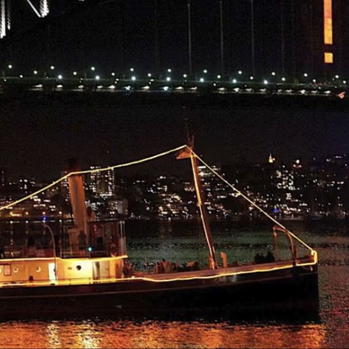 Imagem da fonte — NYE26 Sydney Spectacular aboard Steam Tug Waratah