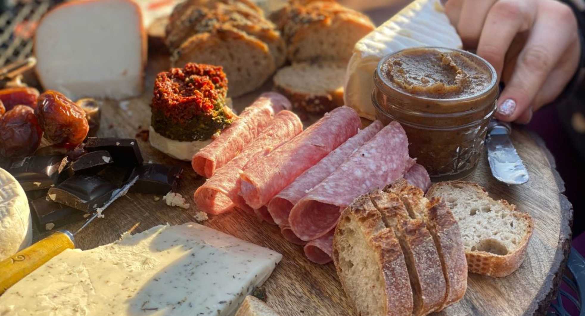food,ingredient,tableware,bread,meat,salumi,finger food,cheese,salami,salchichón,fuet,rye bread,breakfast,fast food,delicacy,mettwurst