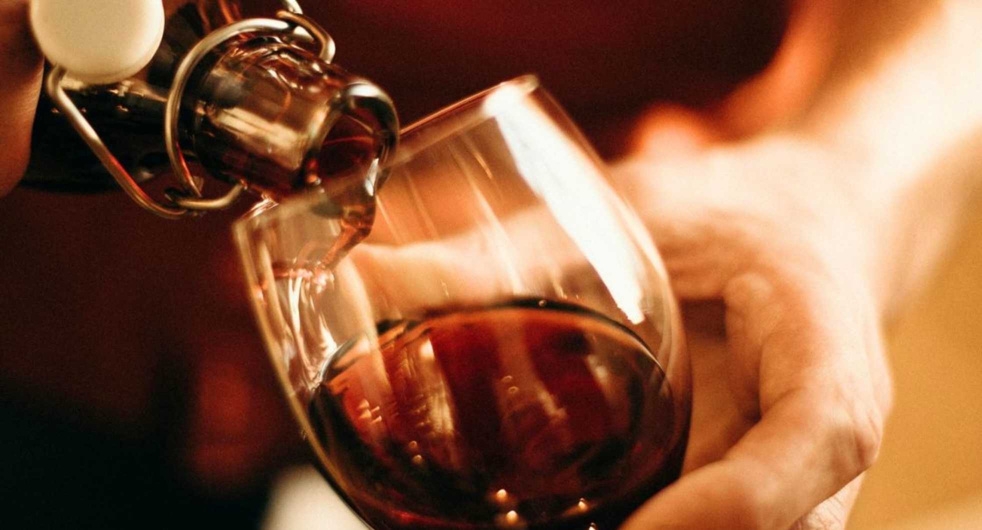 stemware,alcoholic drink,drinkware,tableware,dessert wine,wine glass,alcohol,liquid,barware,liquor,glass,wine,champagne glass,wine tasting,red wine,sherry,brandy,port wine