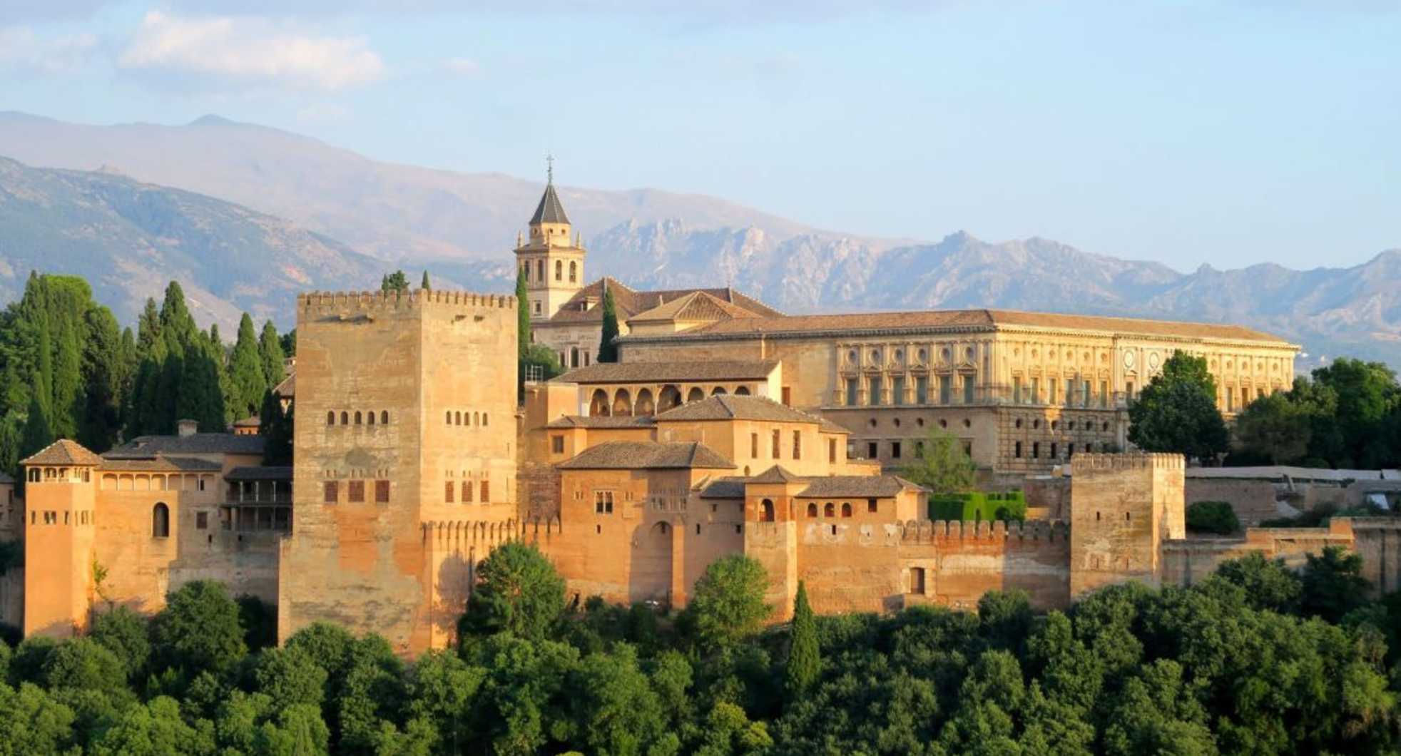 tourist attraction,palace,castle,historic site,medieval architecture
