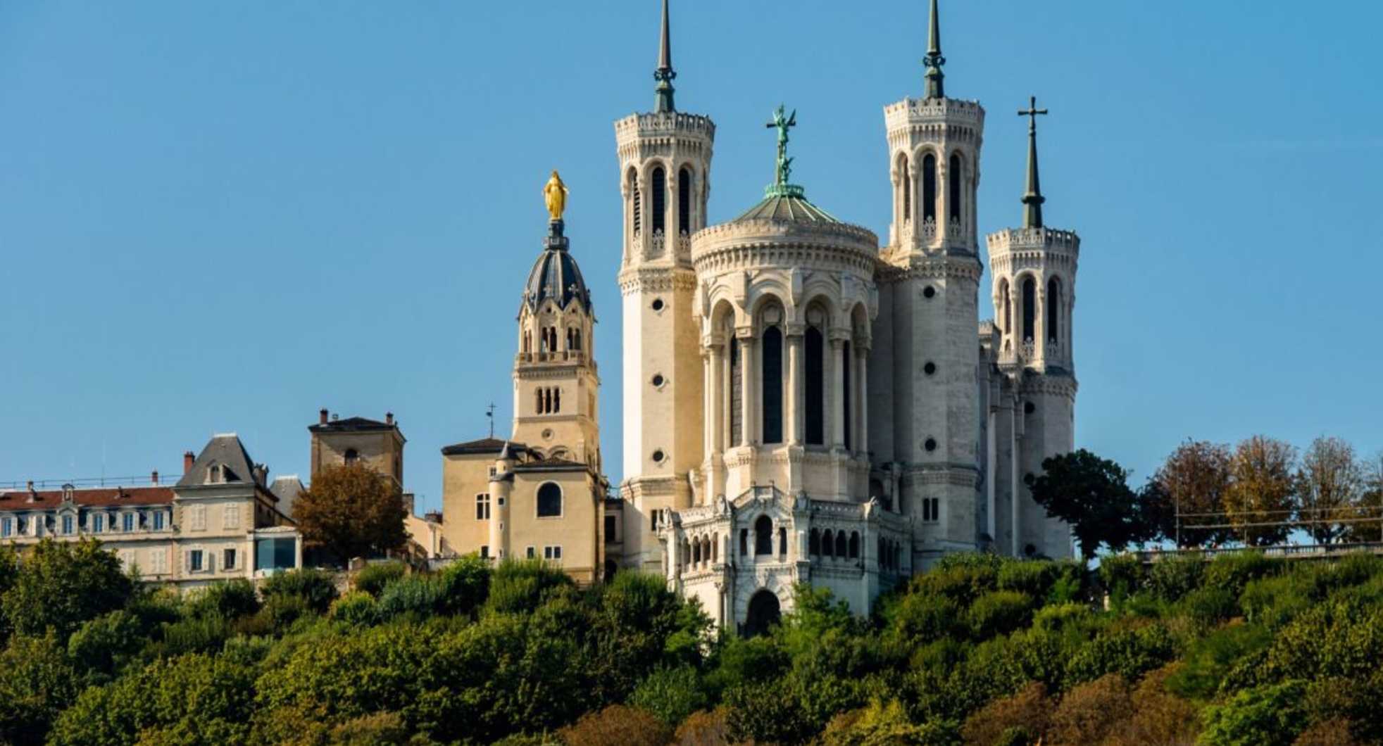 landmark,finial,tower,place of worship,tourist attraction,dome,spire,church,medieval architecture,historic site,classical architecture,castle,turret,steeple,byzantine architecture,basilica,religious institute