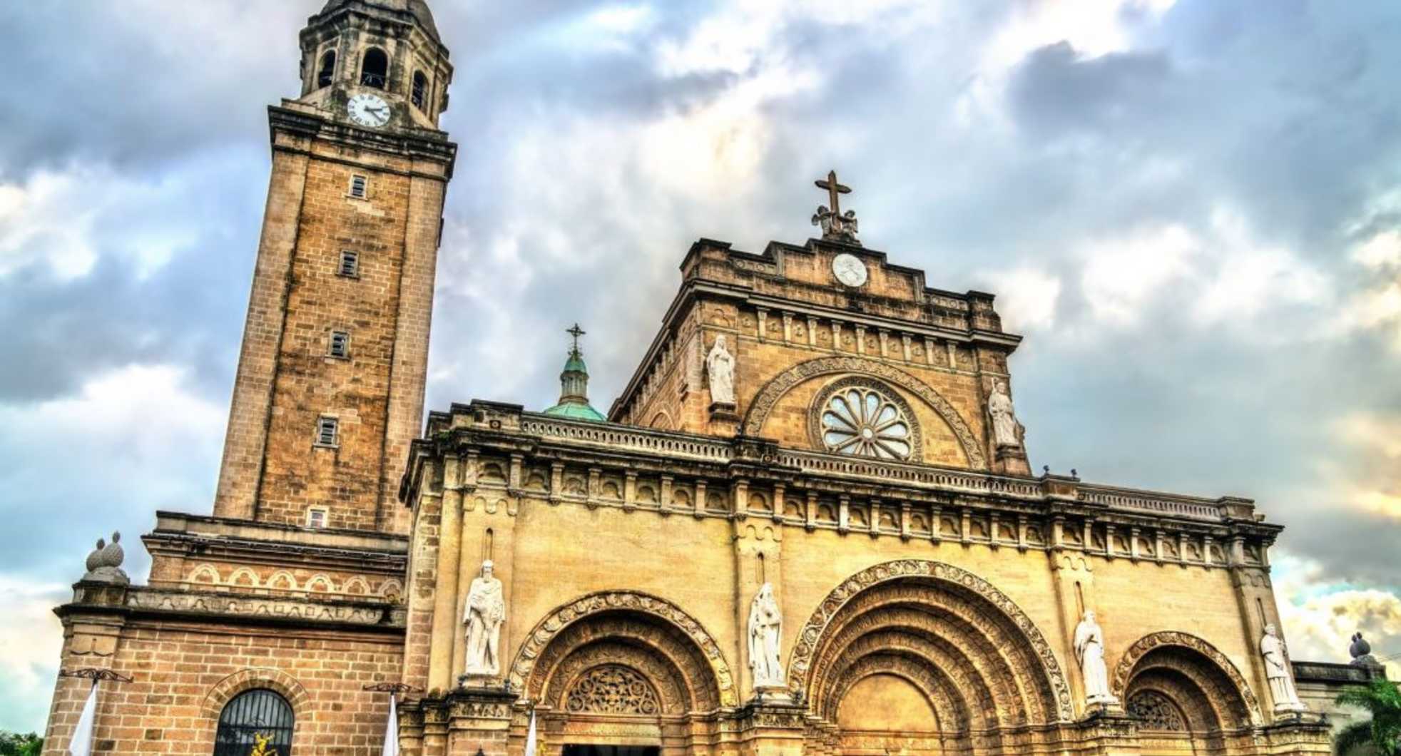 arch,facade,place of worship,landmark,church,tourist attraction,religious institute,medieval architecture,holy places,finial,historic site,classical architecture,tower,monument,basilica,chapel,cathedral