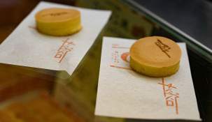 Traditional Japanese confectionary tasting in Nishiki Market