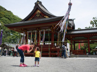 Egara Tenjin shrine with a mother and her kid standing 