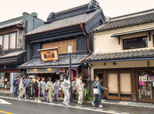 Enjoy the nostalgic ambiance of the Edo Period 