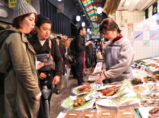 Dinner in Japan with a local guide within food tour in 