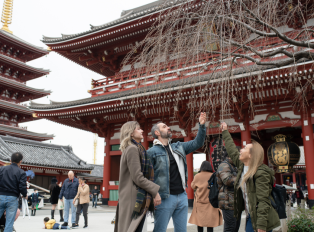 Local guide and tourists at Senso-Ji Temple