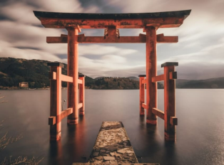 Hakone Shrine Red Torii Gate on Lake Ashi, Japan