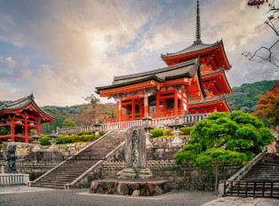 Enjoy an immersive visit to the Kiyomizu Dera Temple