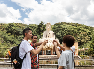 Tourists choose day trips from Tokyo with local guides