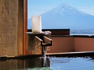 Relax with hot springs such as Fujisan onsen