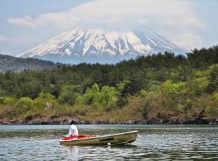 Picturesque experience at Lake Kawaguchi